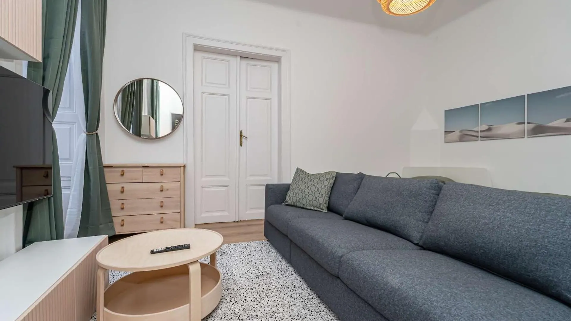 Gozsdu Court Three Roses Apartman Budapest 0*,  Magyarország