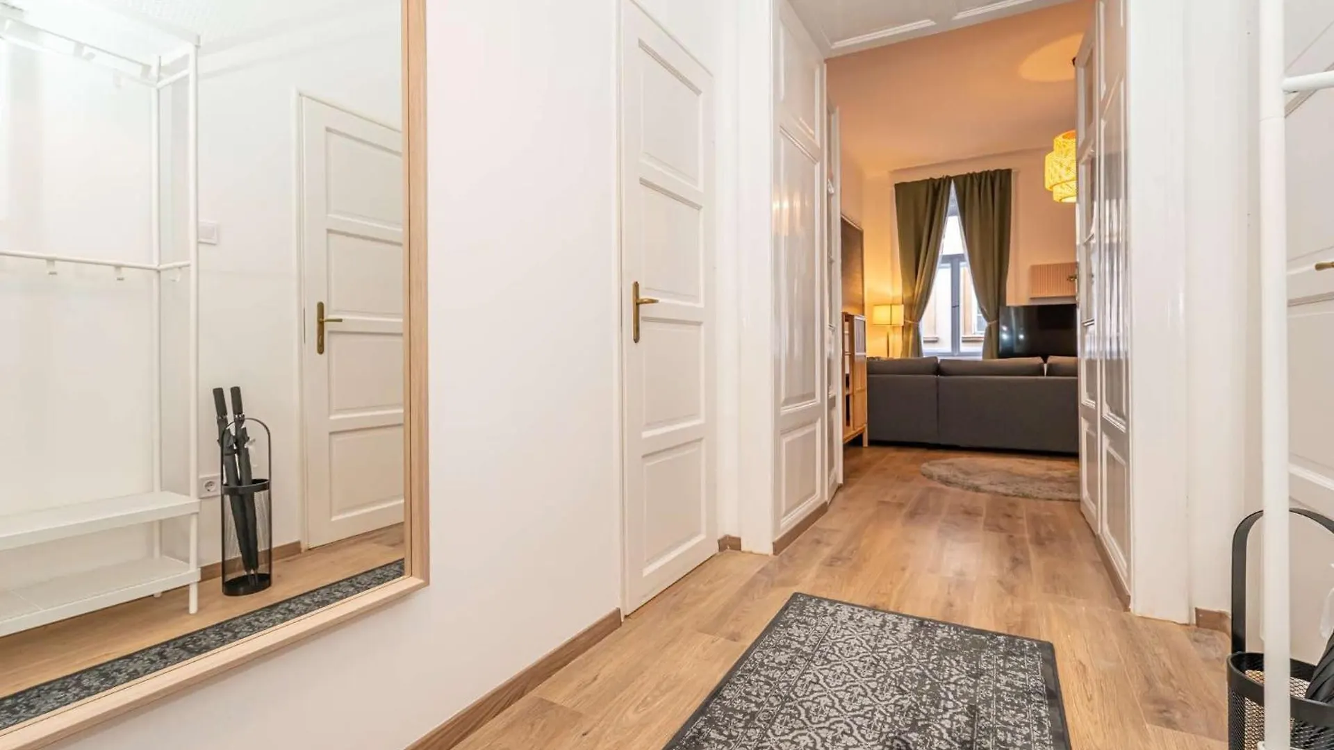 Gozsdu Court Three Roses Apartman Budapest